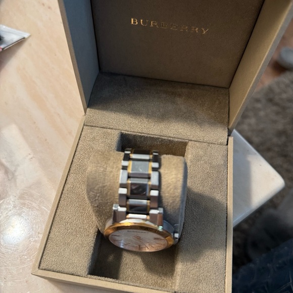 Burberry watch - Picture 4 of 4